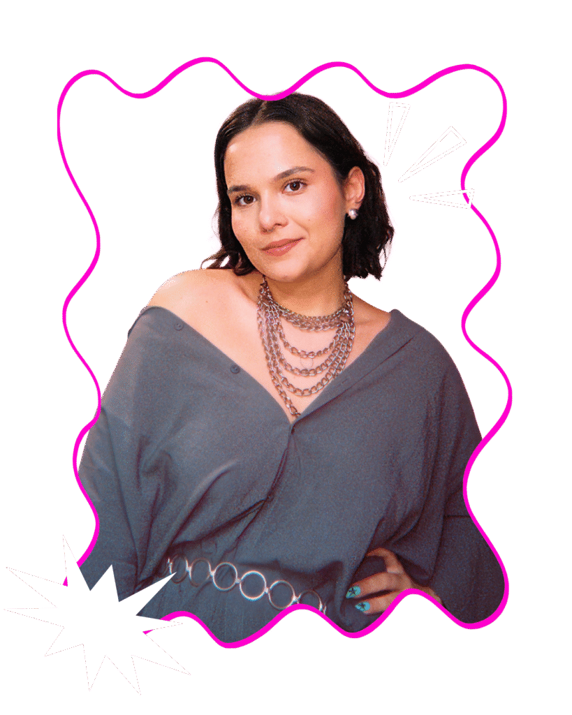 foto de frente de Beatriz de vestido com vários colares e um cinto de argolas